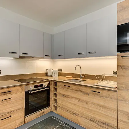 White Pearl A03, Alpes Agency, Chamonix, Sleeps 2-4